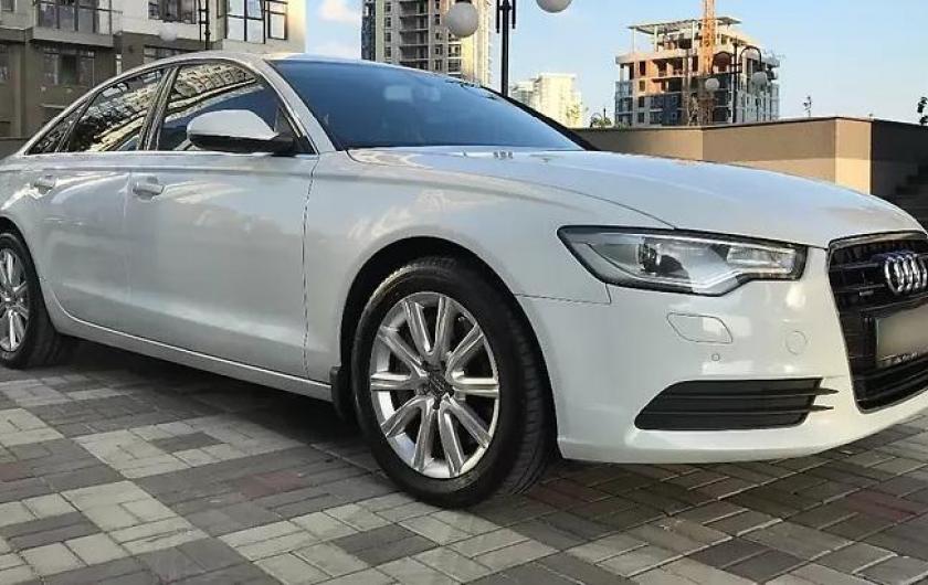 белый седан А6