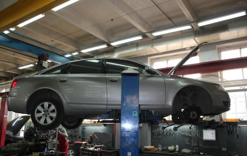 Ауди седан на подъемнике