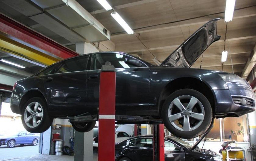 Ауди А6 на подъемнике в автосервисе