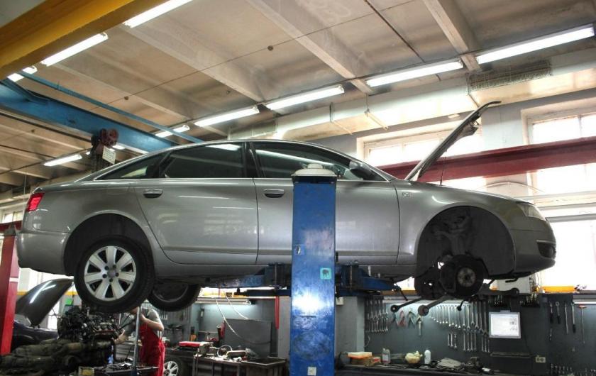 седан Ауди на подъемнике