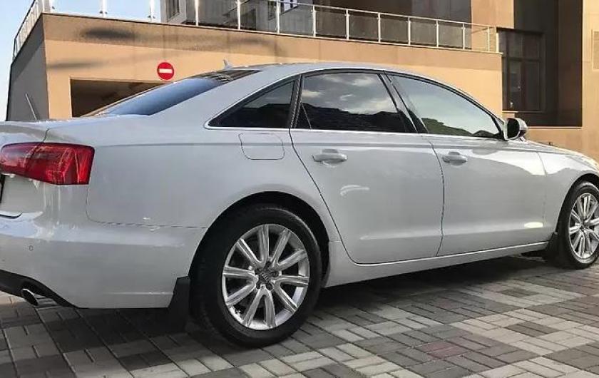 белый седан Ауди А6