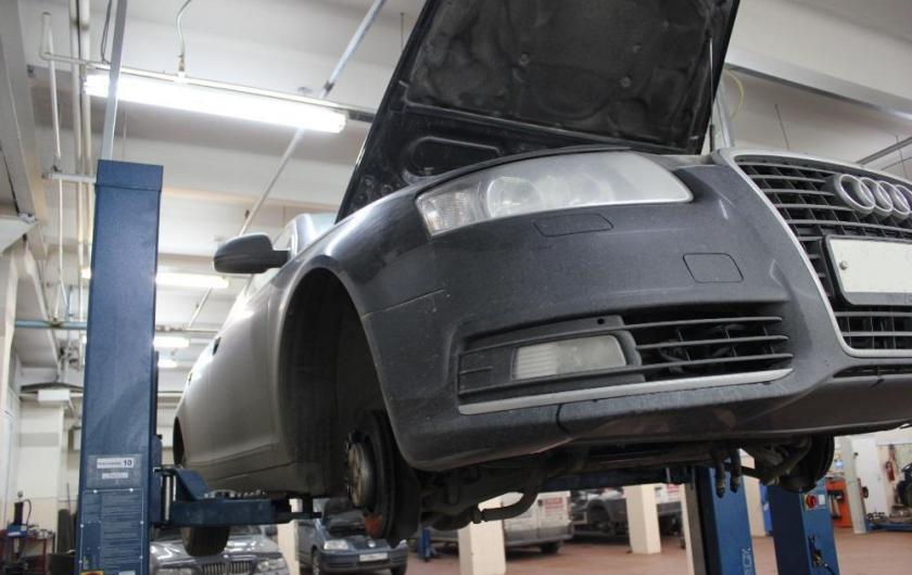 Ауди на подъемнике с открытым капотом