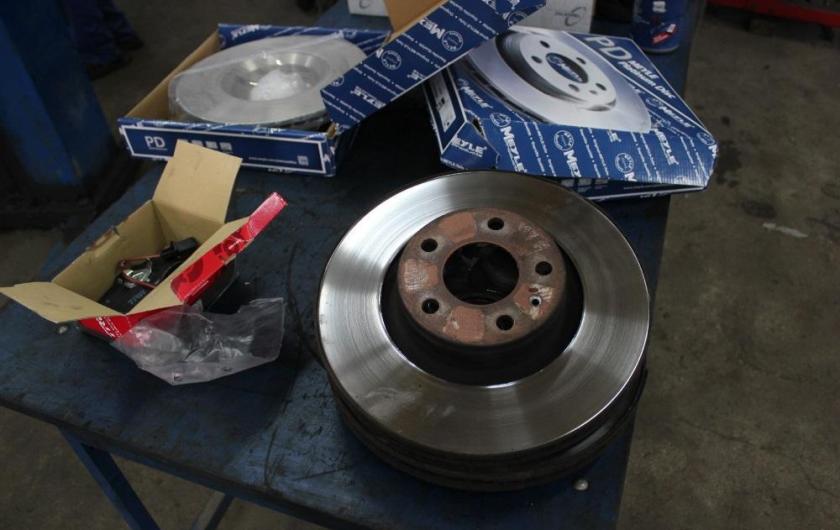 старые и новые тормозные диски на столе
