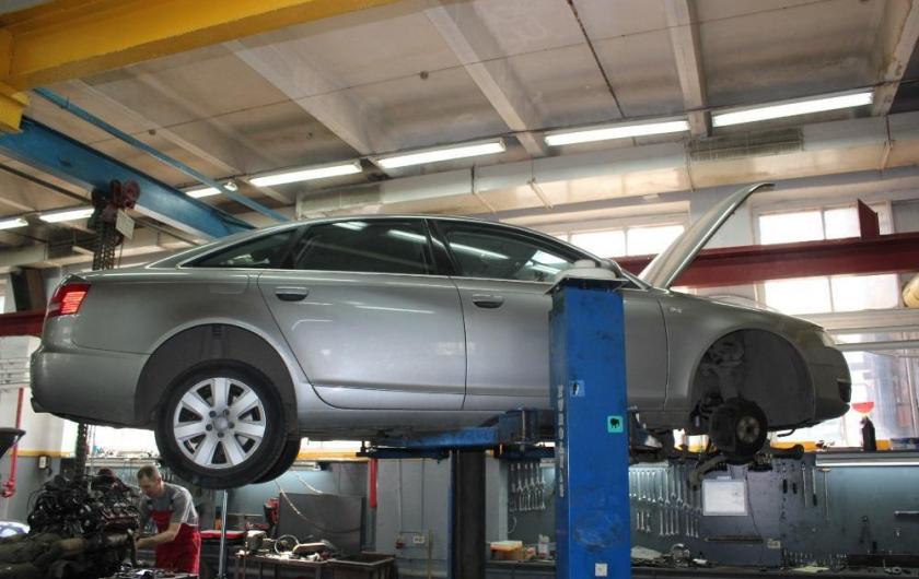 Ауди А6 на подъемнике