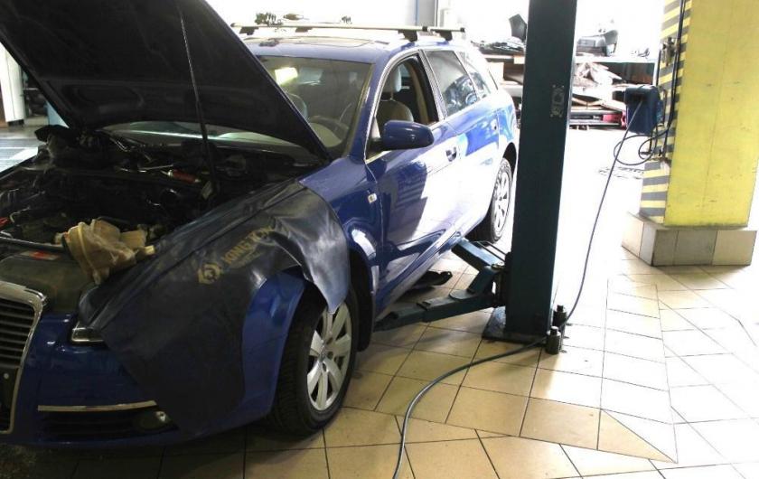 А6 с открытым капотом на СТО