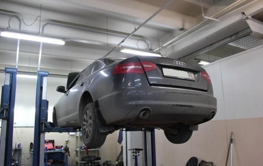 седан Ауди на подъемнике
