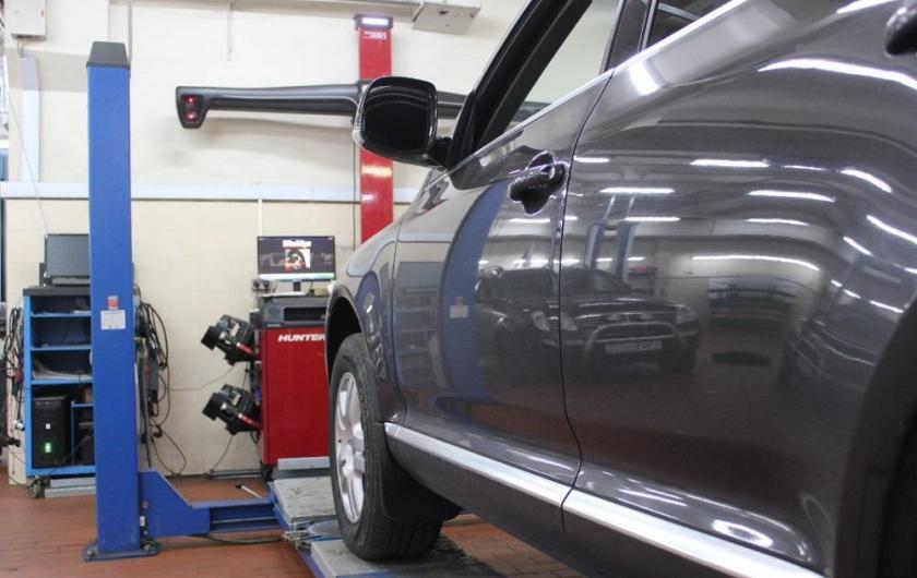 Ауди А6 на стенде сход-развала