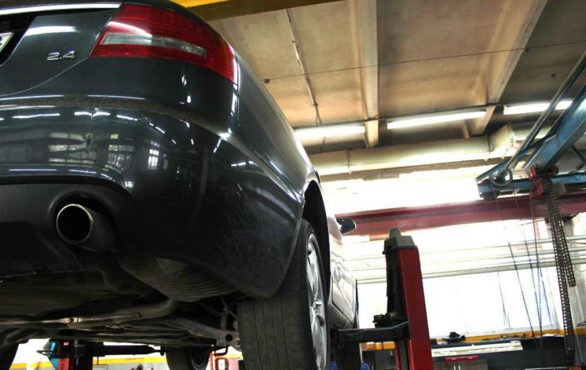 Ауди А6 в автосервисе на подъемнике
