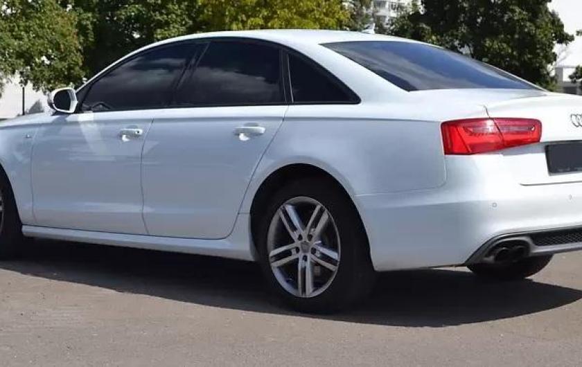 белый седан Ауди