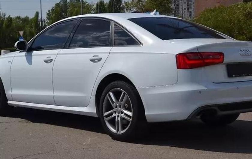 белый премиальный немецкий седан