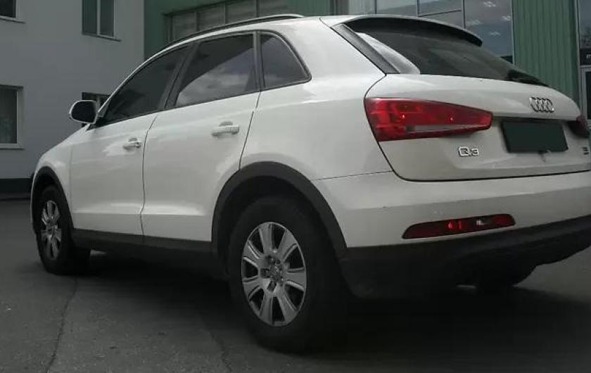 белый Ауди Ку 3 сзади