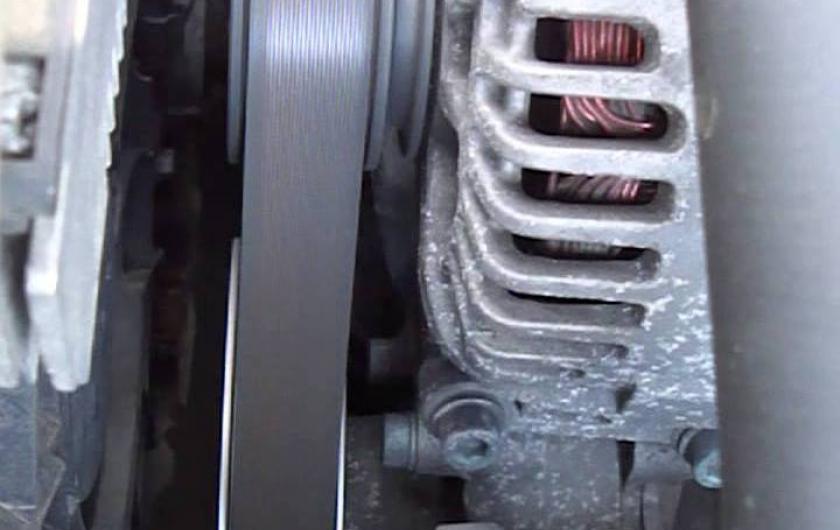 ремень генератора под капотом Ку 3