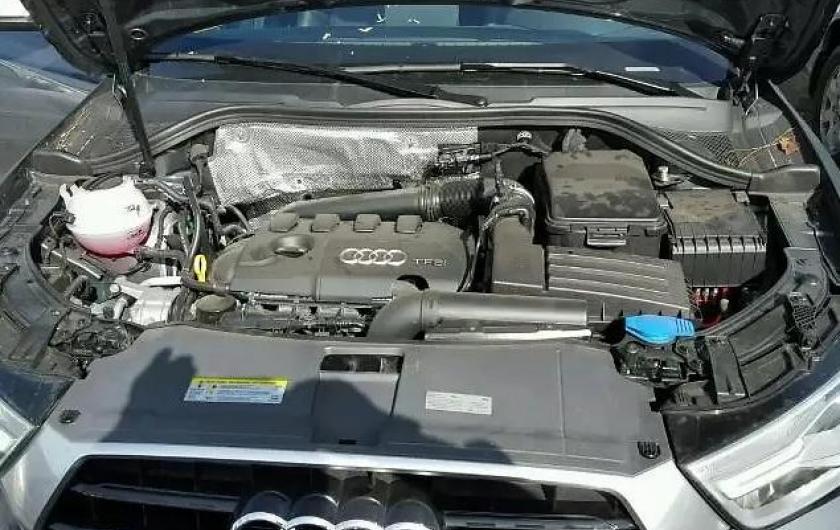 открытый капот на Q3