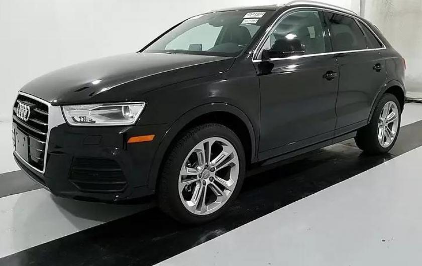 черный компактный кроссовер Ауди