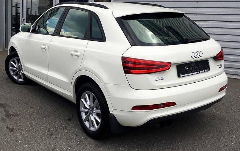 белый мини кроссовер Ауди