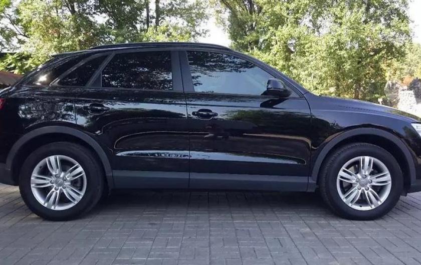 черный компактный кроссовер Ауди