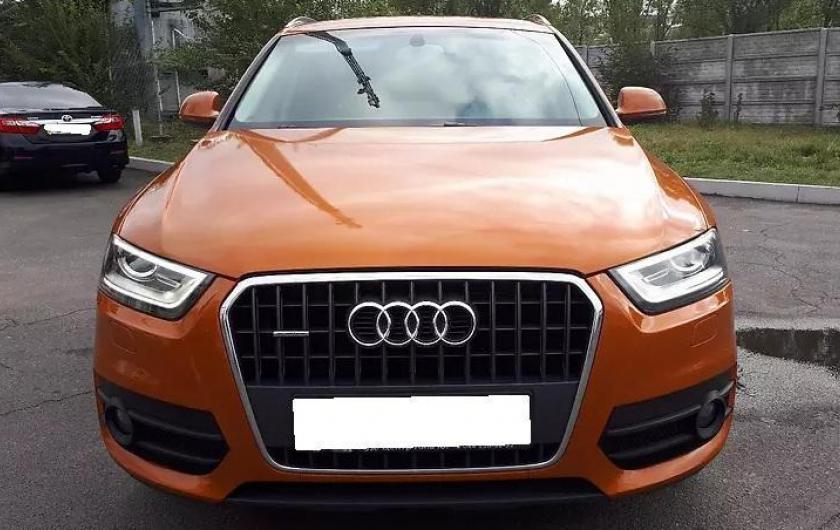 оранжевая Ауди Ку 3 спереди