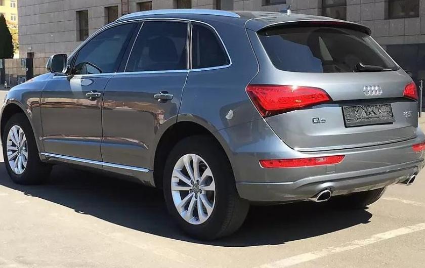 серый Ауди Q5