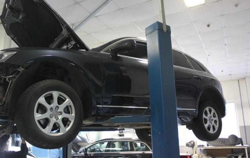 Q5 на подъемнике в автосервисе