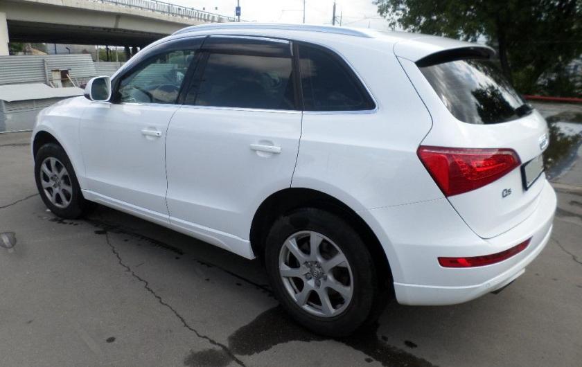 белая Ауди Ку 5