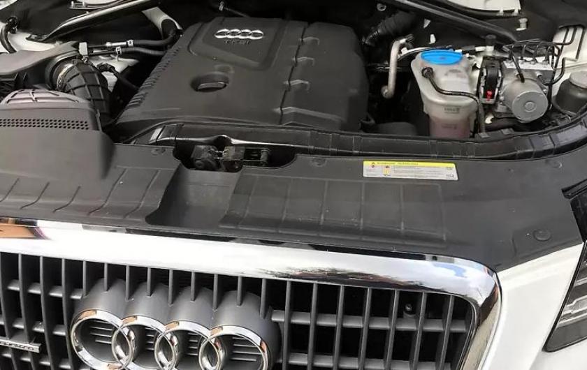 открытый капот на Ауди