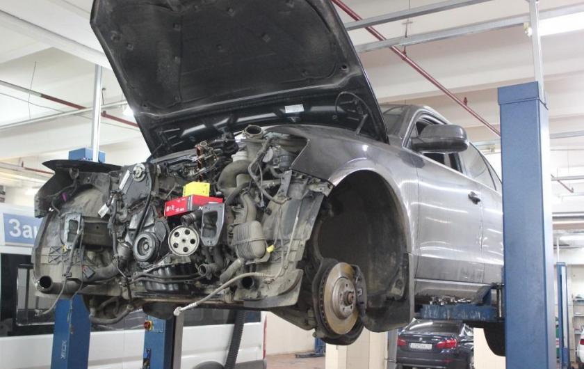 Ауди Q5 с разобранным передом на подъемнике