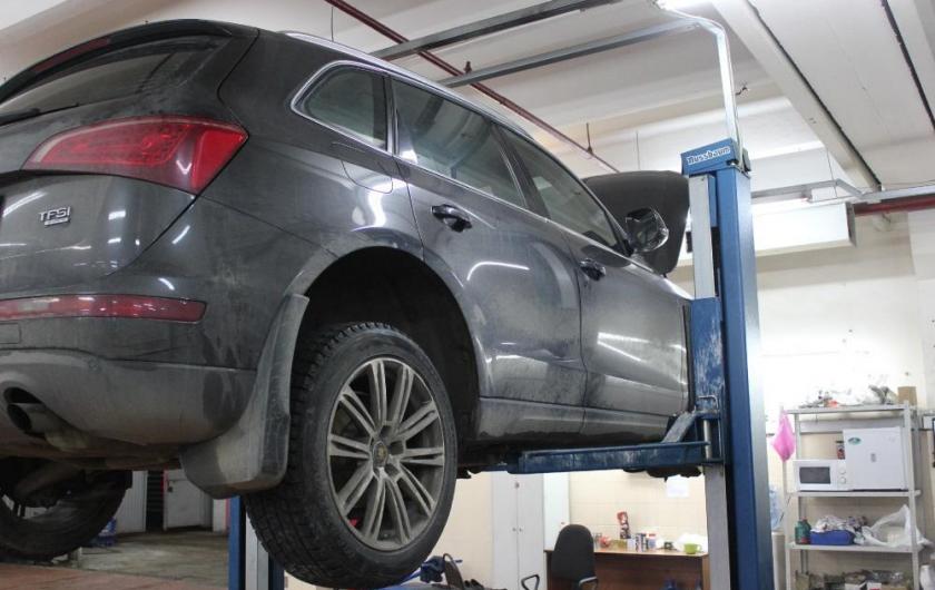 Q5 на подъемнике в сервисе