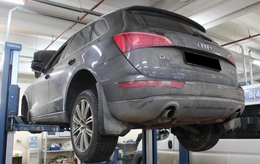 кроссовер Ауди на подъемнике