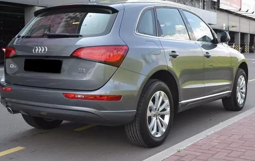 Q5 на улице сзади