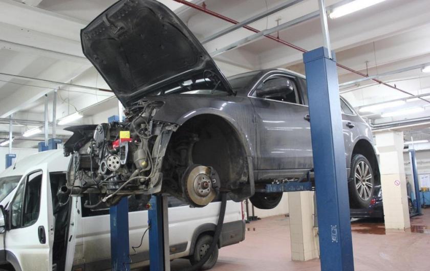 Q5 на подъемнике в сервисе