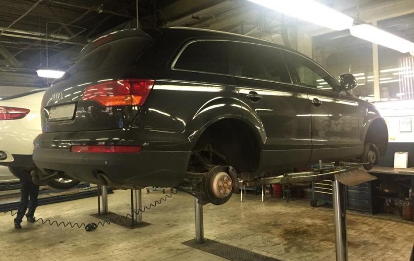 кроссовер Ауди на подъемнике