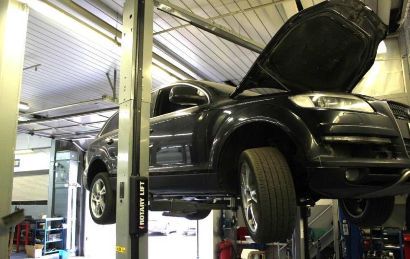кроссовер Ауди на подъемнике