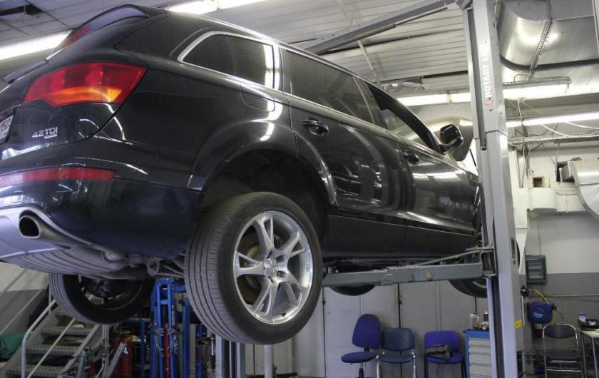 черный кроссовер Ауди на СТО