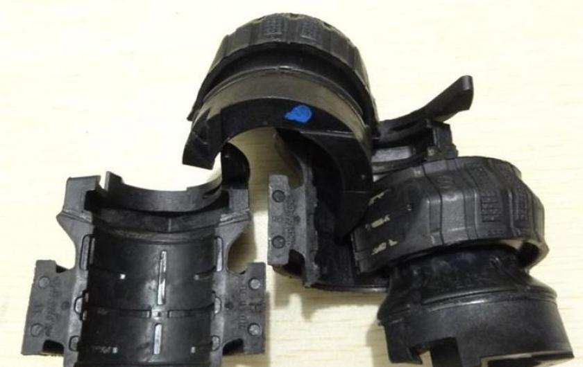 втулки стабилизатора на белом фоне