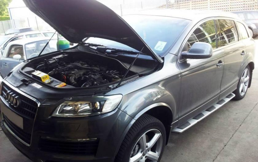 Ауди Q7 с открытым капотом