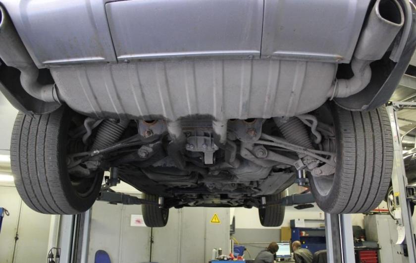 кроссовер Ауди на подъемнике снизу