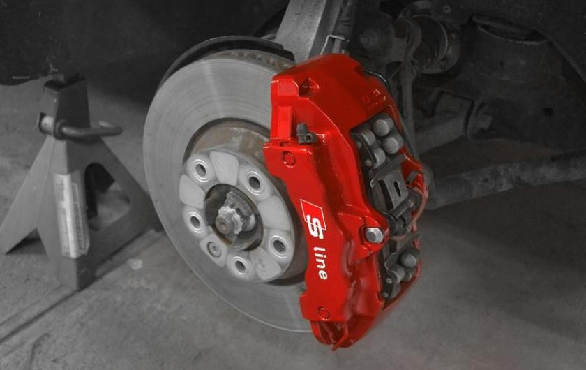 красный тормозной суппорт