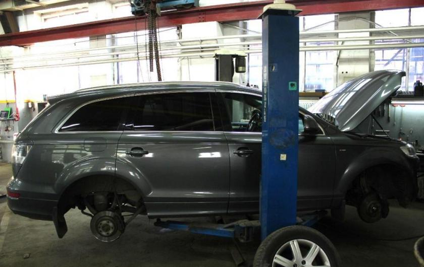Q7 на подъемнике в сервисе