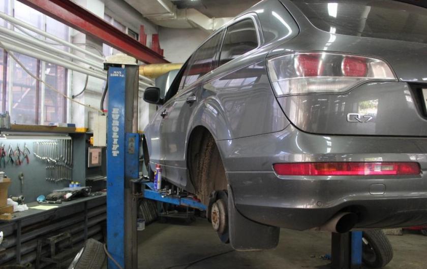 Q7 на подъемнике