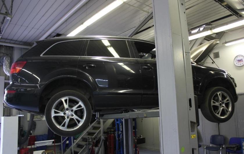 Q7 на подъемнике в сервисе