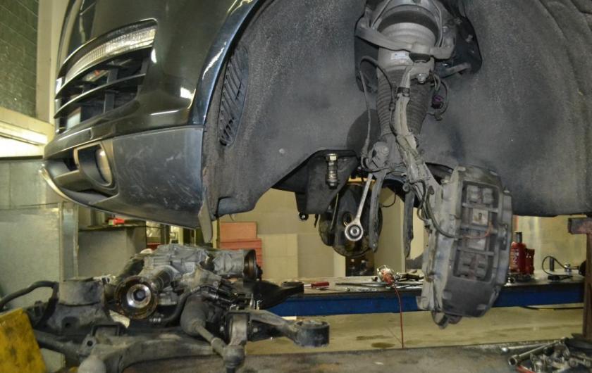 разобранная передняя подвеска на Ауди