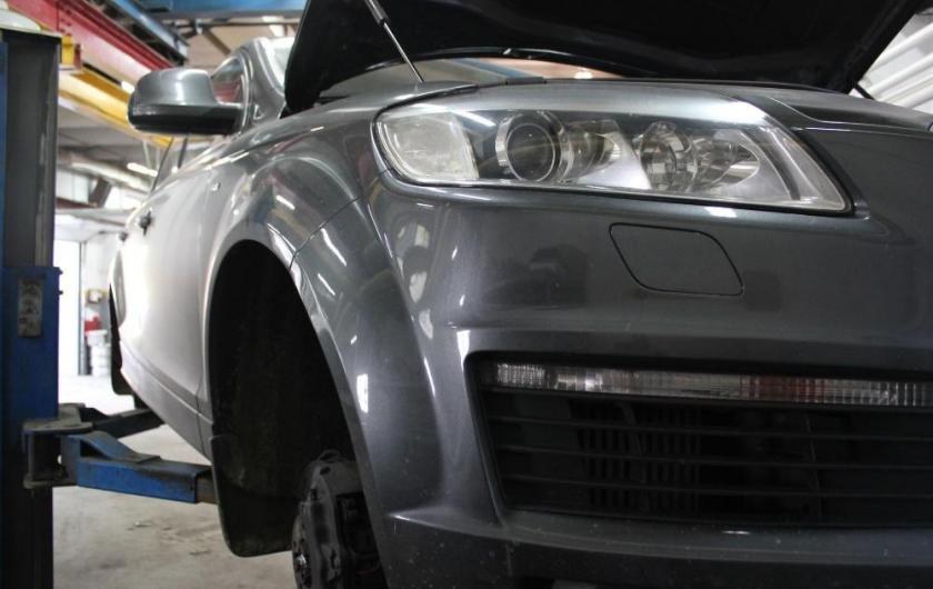 Q7 на СТО спереди