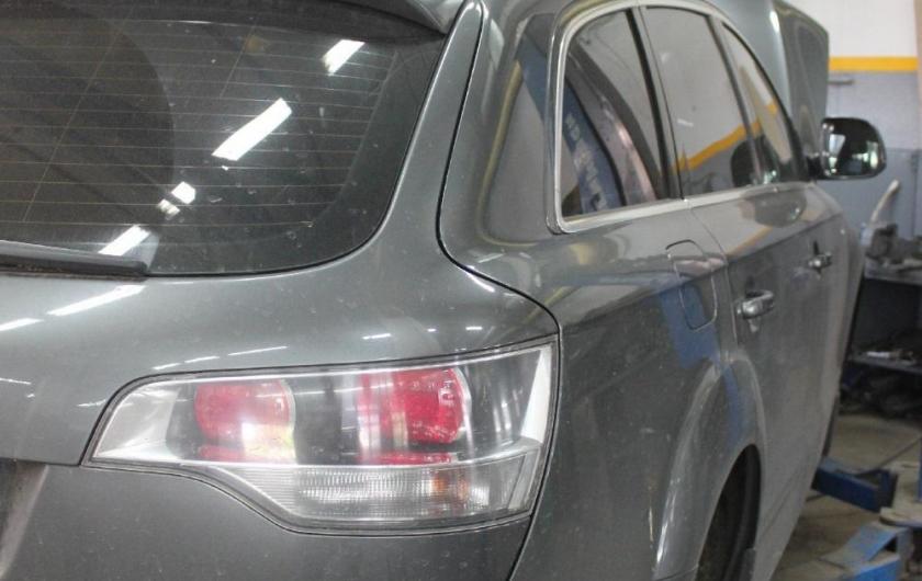 Q7 сзади в сервисе