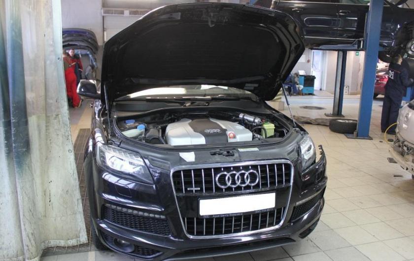 Ауди Q7 с открытым капотом