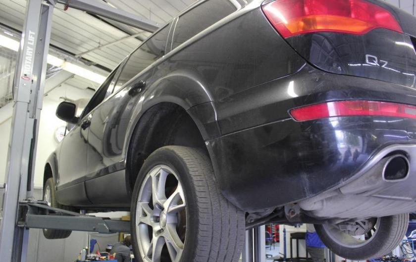 Q7 на подъемнике снизу