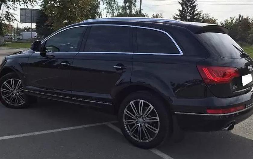 Q7 на улице сзади