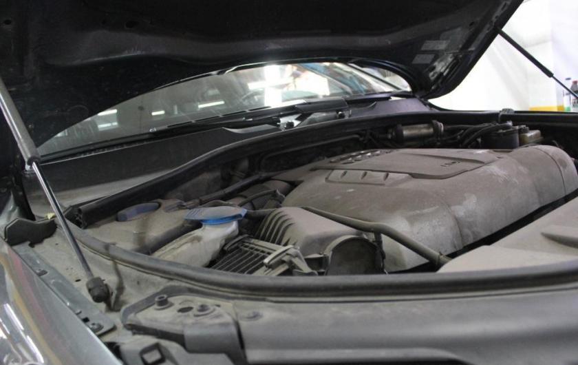 открытый капот на Ауди