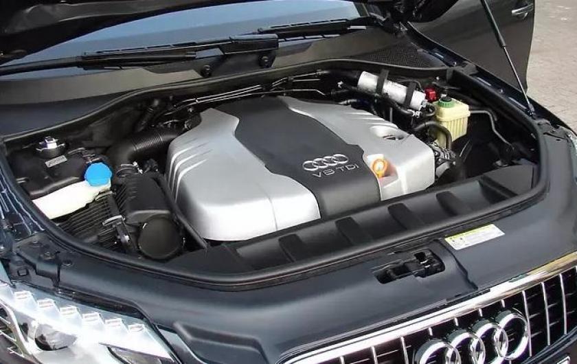 открытый капот на Q7
