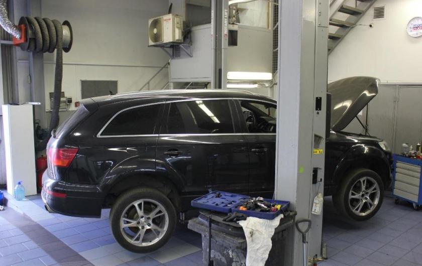 кроссовер Ауди на подъемнике