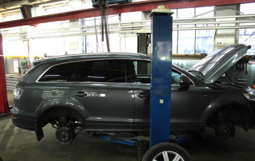 Q7 на подъемнике в автосервисе